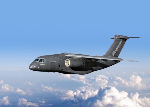 um avião da Embraer voando no céu