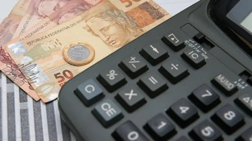 Boletim Focus: estimativa para a inflação cai, já para PIB e Selic sobem