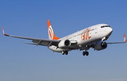 avião da Gol branco e laranja no céu azul