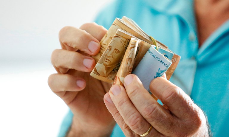 Governador de SP sanciona novo salário mínimo de R$1.640