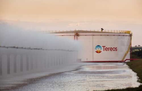 um grande edifício branco com o logo da Tereos e uma grande quantidade de água jorrando dele