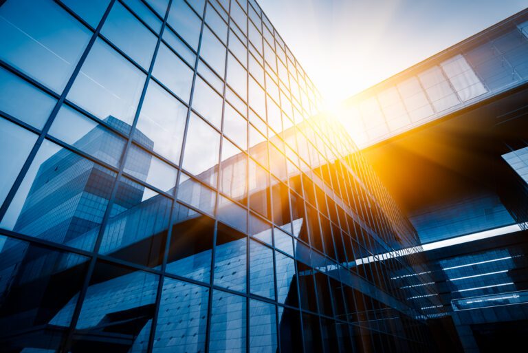 uma vista de ângulo baixo de um edifício com janelas