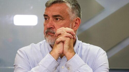 Ministro Paulo Pimenta com as mãos juntas