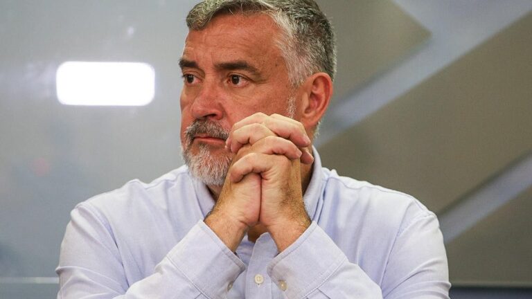 Ministro Paulo Pimenta com as mãos juntas