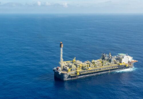 Petrobras (PETR4) compra duas plataformas para produção no pré-sal da Bacia de Santos