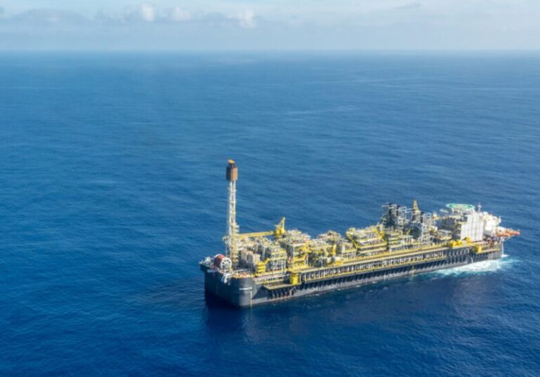 Petrobras (PETR4) compra duas plataformas para produção no pré-sal da Bacia de Santos