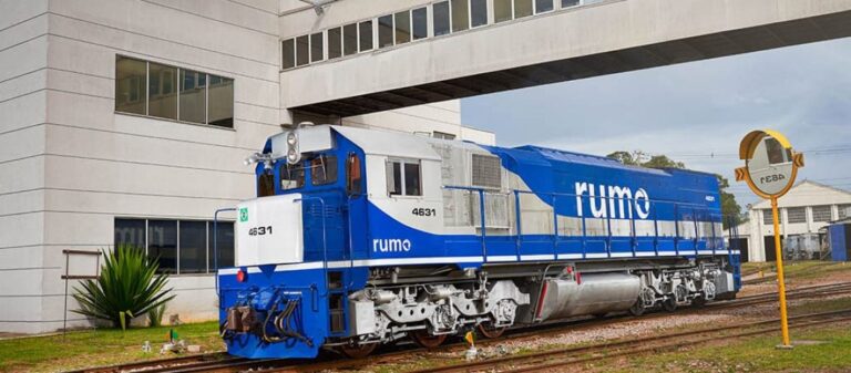 um trem da Rumo nos trilhos