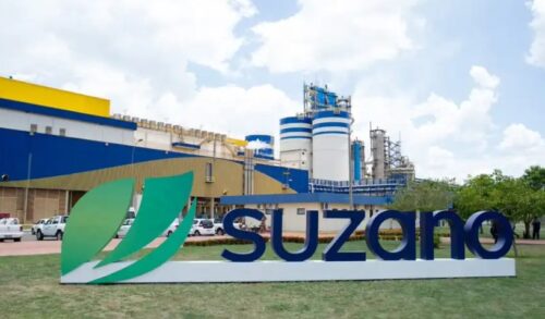 logo da suzano na frente de uma fábrica