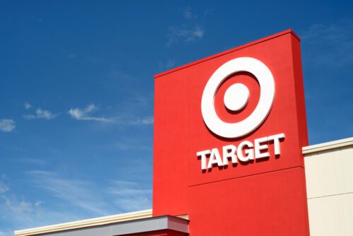 um prédio vermelho com um logotipo branco da loja Target