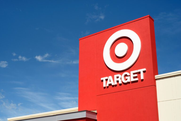 um prédio vermelho com um logotipo branco da loja Target