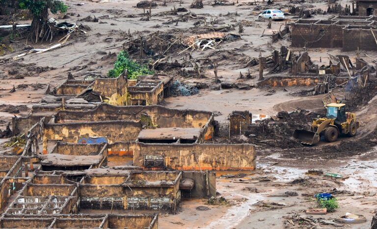 AGU busca R$ 79,6 bi em indenizações por desastre em Mariana (MG) e Samarco, Vale e BHP são pressionadas pela Justiça Federal