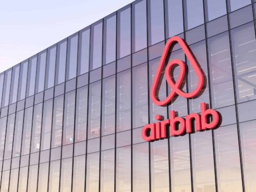 Airbnb revoluciona estratégia de marketing com experiências 'Ícones' para atrair novos clientes