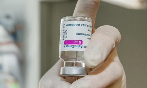 AstraZeneca retira vacina contra Covid devido a excesso de oferta
