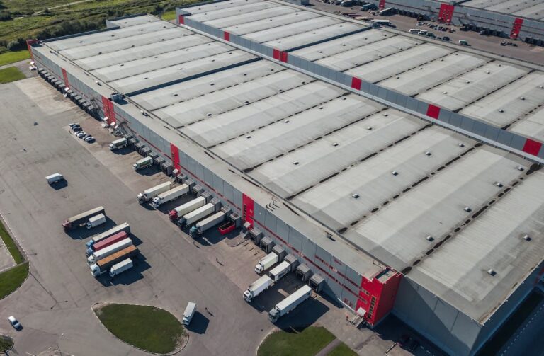 AZPL11: Amplo galpão logístico com ótima localização e infraestrutura completa para atender às necessidades logísticas.