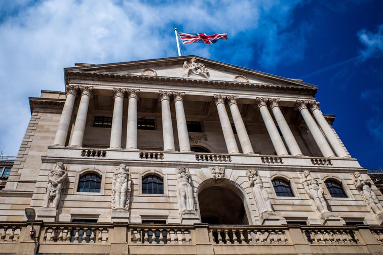 BoE mantém taxa de juros, sinaliza possíveis cortes e reconhece impacto na economia