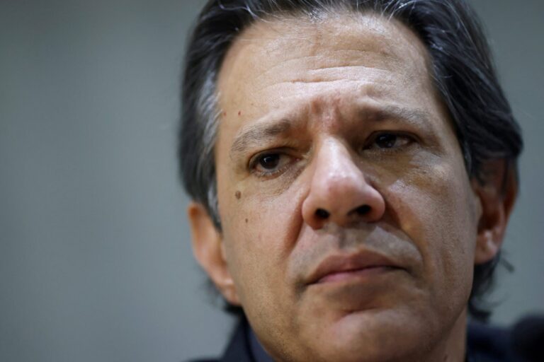Equipe econômica do governo propõe ajuste fiscal com corte de benefícios previdenciários e sociais