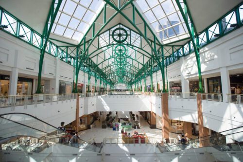 um grande edifício do Belas Shopping com telhado verde e branco