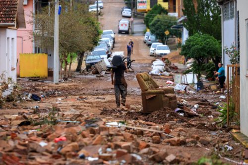 Taxas dos DIs no Brasil sobem diante de projeções de inflação e preocupações com tragédia no RS