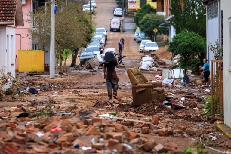 Taxas dos DIs no Brasil sobem diante de projeções de inflação e preocupações com tragédia no RS