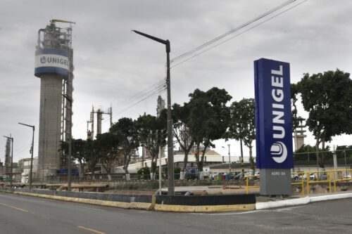 placa com o logo da unigel na frente da fábrica
