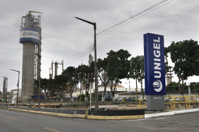 placa com o logo da unigel na frente da fábrica