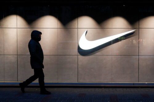 Nike registra queda na receita e ação desaba na Bolsa de Nova York