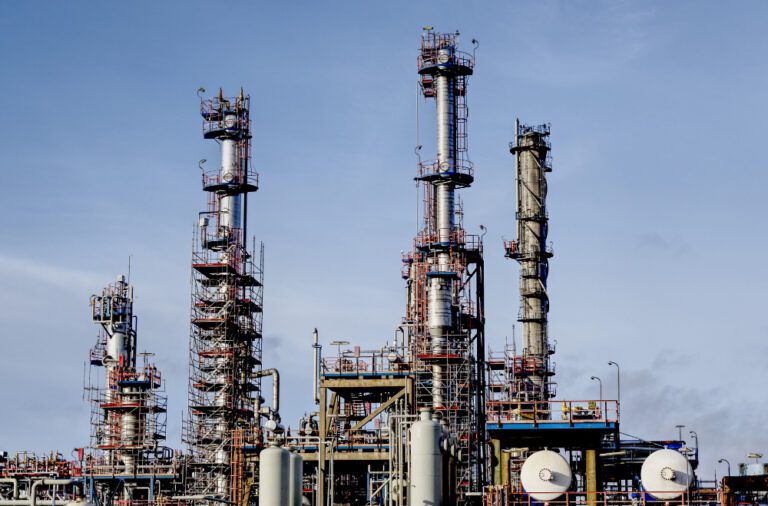 Expectativa de maior demanda faz petróleo fechar em alta na última quinta-feira (13)