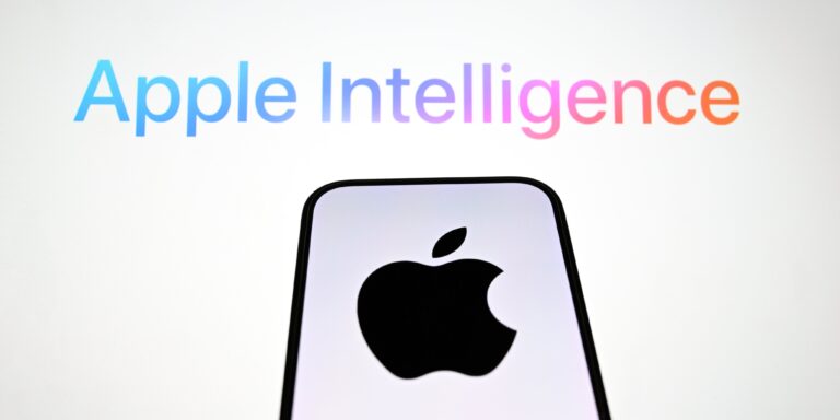 Apple inteligence escrito em cima de um celular da apple