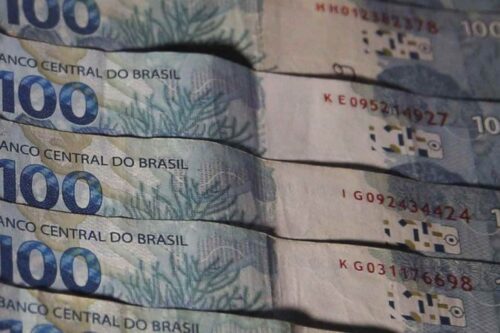 Brasil registra déficit em conta corrente em maio de 2024, mas com perspectivas otimistas para a balança comercial