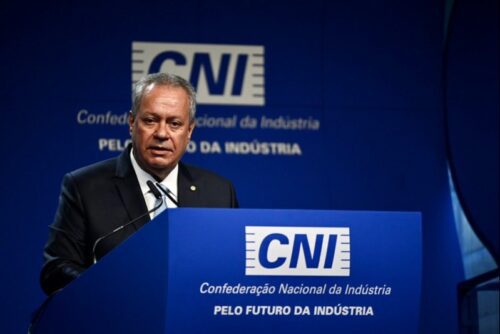 pessoa falando em um balcão azul da CNI