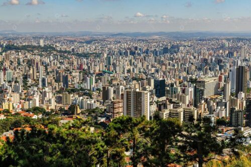Cidade cheia de prédios durante o dia