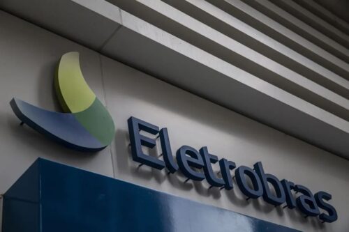 logo da Eletrobras em parede cinza