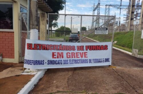 Placa com aviso de greve na Eletrobras