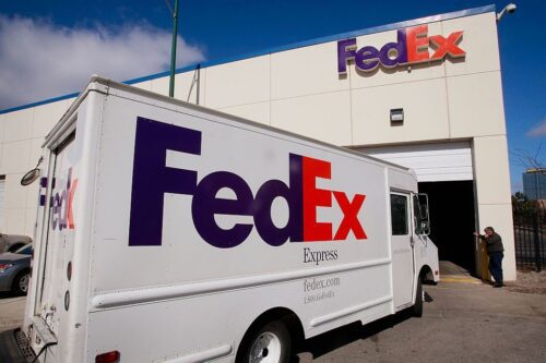 Caminhão da FedEx entrando em garagem de centro de logística