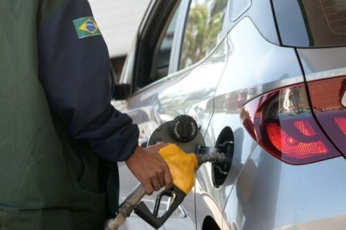 Carro sendo abastecido com combustíveis