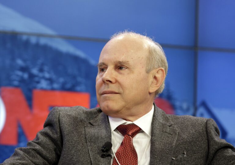 Guido Mantega de terno e gravata