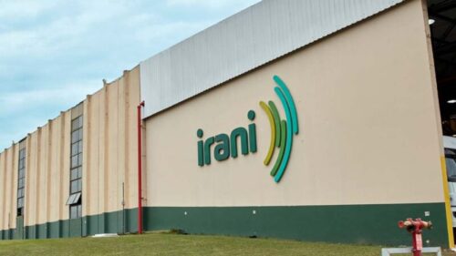 Parede beje de uma fabrica com logo em 3d grande da Irani