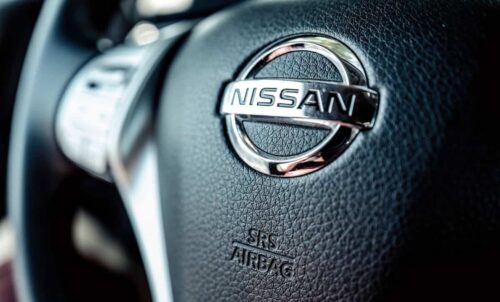 Close em logo da Nissan em um volante
