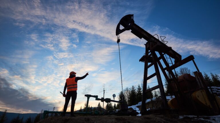 Petróleo fecha em baixa com fraca demanda e perspectiva neutra para 2024