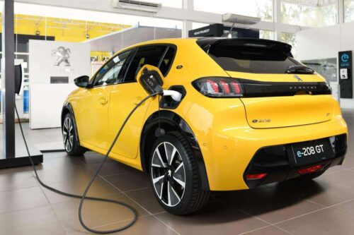 Procura por seguro de carros elétricos dispara 800% em um ano no Brasil