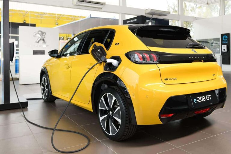Procura por seguro de carros elétricos dispara 800% em um ano no Brasil