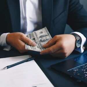 Executivo contando dinheiro, simbolizando quanto ganha um executivo.