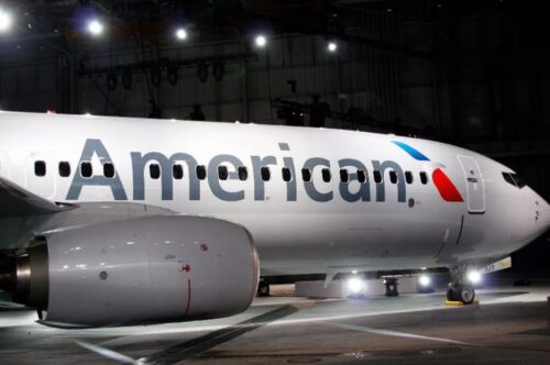 American Airlines registra lucro, receita recorde, mas enfrenta queda nas ações