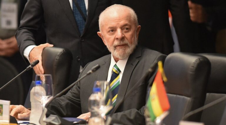 Lula critica Eduardo Leite por reclamações sobre recursos federais: "Nunca está contente"