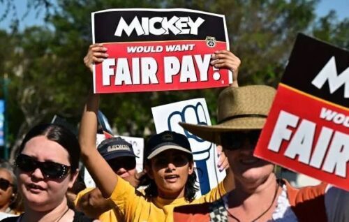 Acordo trabalhista evita greve na Disneyland e garante benefícios aos funcionários