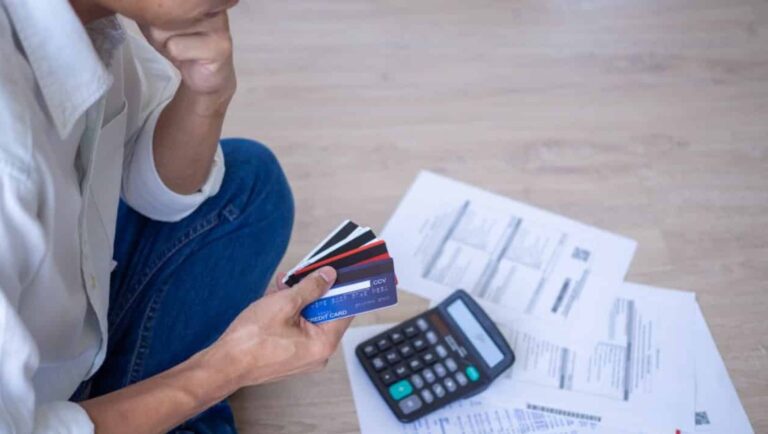 Entre benefícios e endividamentos: cartões de crédito chegam a mais de 2 por brasileiro que trabalha