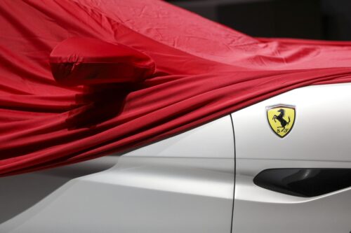 Ferrari anuncia garantia estendida para supercarros híbridos e elétricos