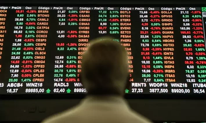 Ibovespa fecha em alta em dia de decisão de juros nos EUA e espera do Copom