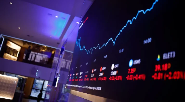 Ibovespa fecha em queda com Petrobras (PETR4) e Vale (VALE3) hoje (30)