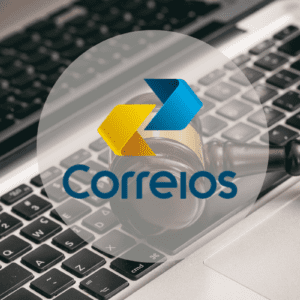 Imagem de um computador com um martelo de leilão, e a logo dos Correios, indicando o Leilão dos Correios
